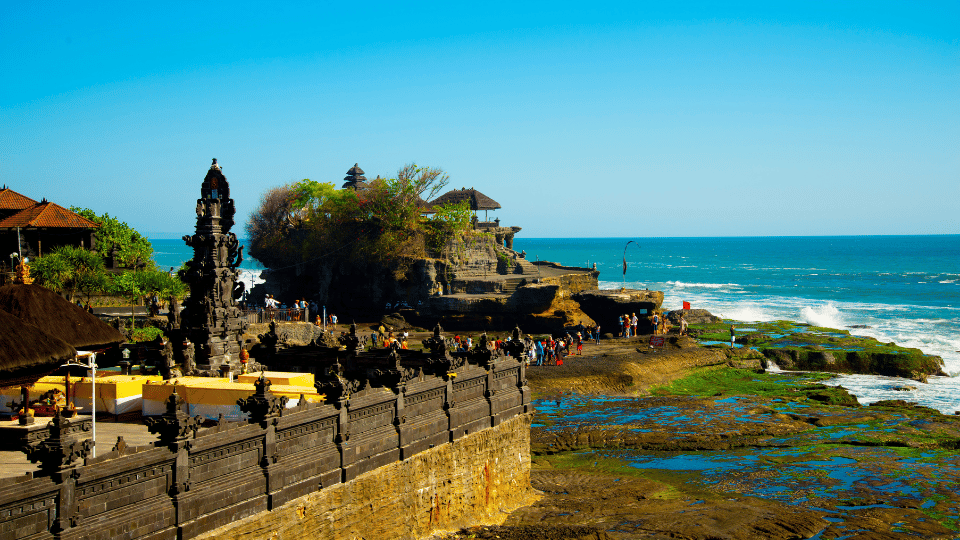 干潮時には歩いて渡れる | インドネシア バリ島 タナロット寺院