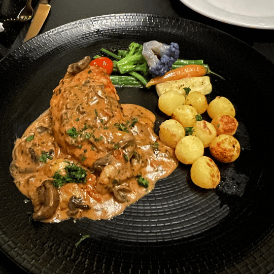 Pollo Valdostana 鶏肉のメイン | Ultimo バリ島 スミニャック イタリアン レストラン