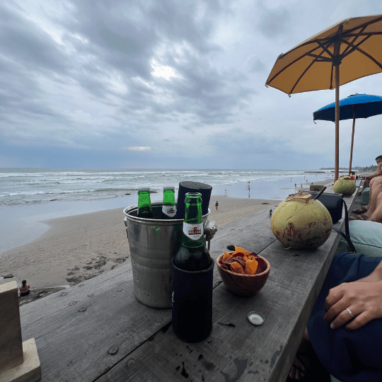 ハッピーアワーのビール Seaweed Resto | バリ島 エコービーチ チャングー