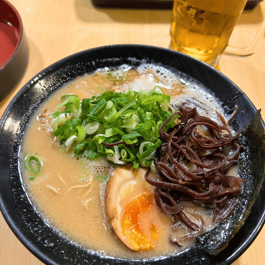 鶴亀堂の看板メニュー「とんこつラーメン」